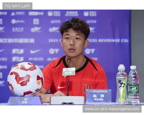 成都蓉城严鼎皓边路突破制造机会——风云际会,足球赛场的“突破神兵” 成都蓉城严鼎皓边路突破制造机会——风云际会,足球赛场的“突破神兵”